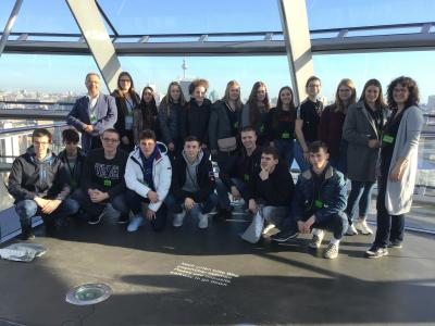Auf dem Reichstag über den Dächern von Berlin (Bild vergrößern)