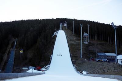 Der weiße Teppich liegt, der Weltcup kann beginnen. Am Freitag (18 Uhr) wird die Qualifikation ausgetragen auf der Hochfirstschanze  - Foto: Joachim Hahne / johapress