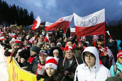 Die polnischen Fans hatten allen Grund zum Feiern - Dawid Kubacki gewinnt beide Weltcups in Titisee-Neustadt - Foto: Joachim Hahne / johapress