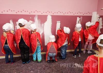 Begeisterte Maler: Die Kinder der Kita AllerHand sind begeistert vom Wettbewerb „Kleine Hände, große Zukunft“. Sie streichen mit eine Wand. Foto: Beate Vogel