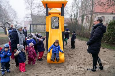 Freude über den neuen Spielplatz herrschte in der Kita Storchennest“ in Falkenhagen. Foto: Andreas König/Stadt Pritzwalk