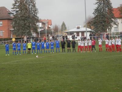 Am 9. November vergangenen Jahres bestritt der FC Seenland sein letztes Heimspiel, hier gegen den VfL Blau-Weiß Neukloster, das mit einem 1:0 Sieg endete. (Bild vergrößern)