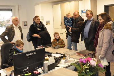 Die meisten Besucher zog es ins neue Büro von Bürgermeister Wolfgang Kistner (li.). Probesitzen auf dem Chefsessel wollten in erster Linie die Kinder.