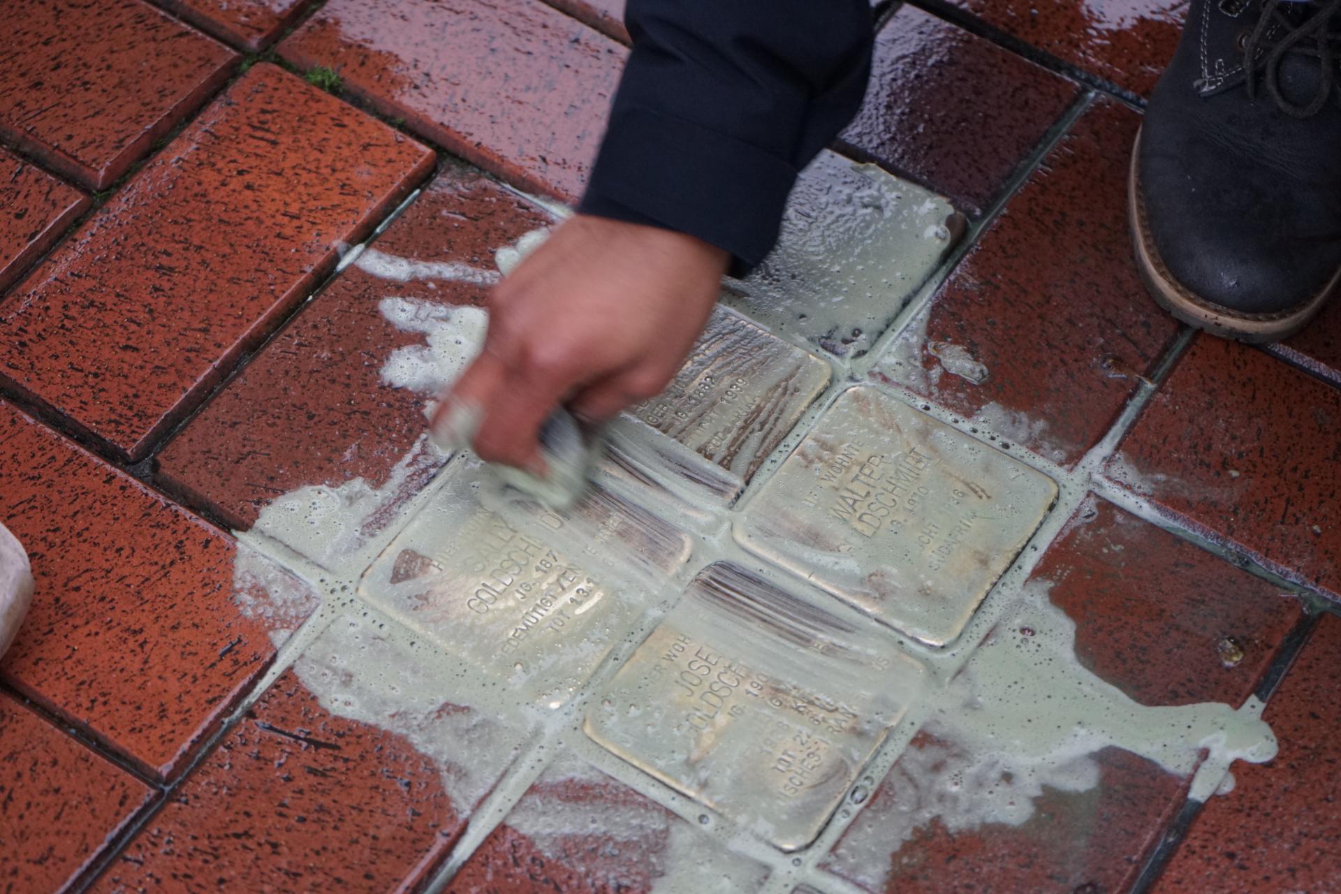 Bild der Meldung: Anne-Frank-Schüler polieren Stolpersteine