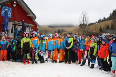 Foto zur Meldung: Auf den letzten Schneeresten in Waldau zum Landesfinale Jugend trainiert für Olympia Alpin