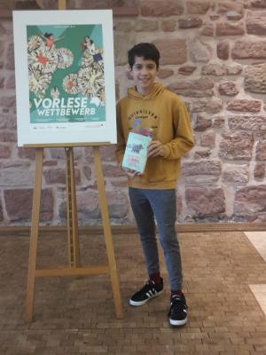 Bild der Meldung: Ismael Hussong liest beim Regionalentscheid des Vorlesewettbewerbs in Landstuhl