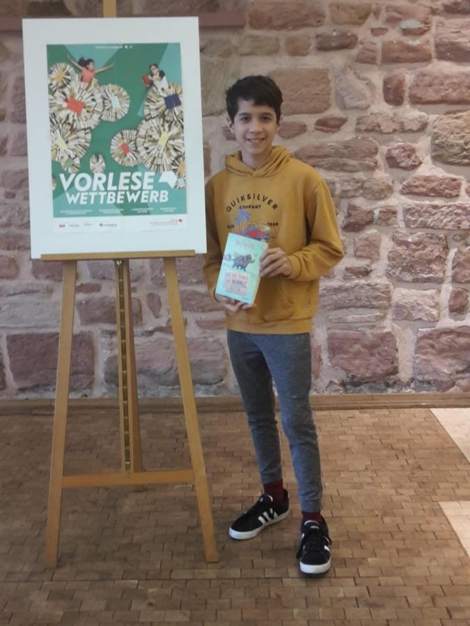 Vorschaubild der Meldung: Ismael Hussong liest beim Regionalentscheid des Vorlesewettbewerbs in Landstuhl