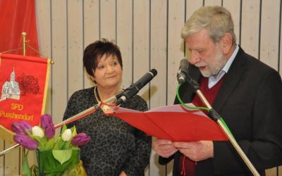 Marion Stadler von der Theatergruppe nahm den Ehrenamtspreis der SPD entgegen.