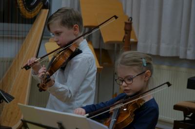 Die Geschwister Luina und Junius Bund – Violinduo Altergruppe IA