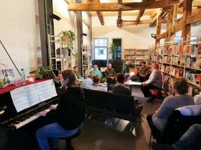 Stadt Perleberg | Annemarie Dietrich las vor interessiertem Publikum. Begleitet wurden ihre Geschichten von Lena Gogoll am Klavier.