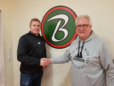 Vertrag per Handschlag verlängert. Fußballboss Adrian Liegmann freut sich über die Zusage von Marius Wagener als Trainer der 2.Herren für eine weitere Saison.