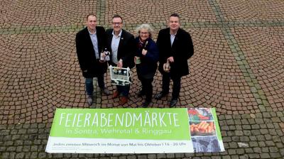 Freuen sich bereits auf den Auftakt der Feierabendmärkte. Von links: Timo Friedrich (Bürgermeister Wehretal), Thomas Eckhardt (Bürgermeister Sontra), Sabine Marten (Ökolandbau Modellregion Nordhessen) und Mario Hartmann (Bürgermeister Ringgau) (Bild vergrößern)