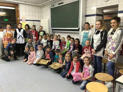 Foto zur Meldung: In der Weihnachtsbäckerei der Ludwig-Uhland-Schule Schömberg