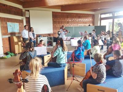 Foto zur Meldung: Musikalische Begrüßung des neuen Rektors der Ludwig-Uhland-Schule durch die Streicherklasse