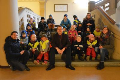Erzieher und Kinder des Montessori-Kinderhauses mit Bürgermeister Dr. Oliver Hermann I Foto: Martin Ferch (Bild vergrößern)