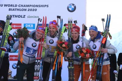 Endlich: Die deutschen Biathleten mit Benedikt Doll freuen sich über die Bronzemedaille im Staffelrennen über 4 x 7,5 Kilometer - Foto: Joachim Hahne