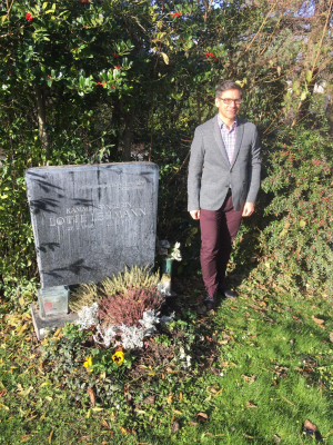 privat | Angelo Raciti legte Blumengruß auf dem Wiener Zentralfriedhof auf Lehmanns Grab nieder.