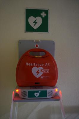 Defibrillator im Foyer des Rathauses (Bild vergrößern)