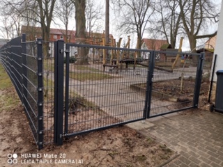 Der Zaun in der Kita "Wichtelburg" wurde fertiggestellt (Bild vergrößern)