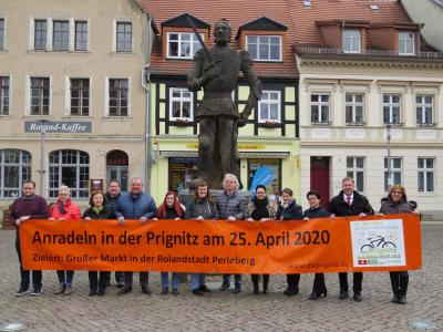 Tourismusverband Prignitz | Organisatoren und Unterstützer für das Anradeln 2020 in der Prignitz vor dem Perleberger Roland auf dem Großen Markt.