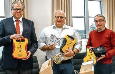 Mit neuen Defibrillatoren für Zetel (von links): Heiner Lauxtermann, Jens-Olaf Fianke und Detlef Kant.                             Bild: Gösta Berwing