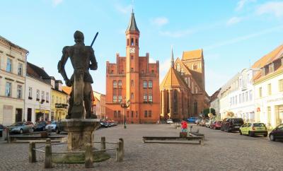 Stadt Perleberg | Marktplatz mit Roland und Rathaus