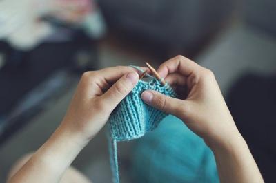 Bild der Meldung: Strickkreis ruft zu Gemeinschaftsprojekt auf – Stricken von Solidaritätsdecken