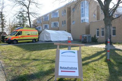 Der Einlass ins Krankenhaus Senftenberg sowie in die Notaufnahme erfolgt ausschließlich über den Sichtungspunkt im Zelt. (Foto Steffen Rasche)