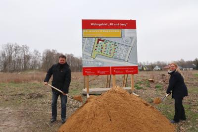 Erster Spatenstich für neue Baugrundstücke im Wohngebiet "Alt und Jung"