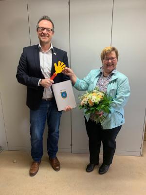 Mit dem notwendigen Abstand und ohne persönlichen Händedruck gratuliert Bürgermeister Thomas Eckhardt der Verwaltungsangestellten Edda Walter zum Dienstjubiläum. (Bild vergrößern)