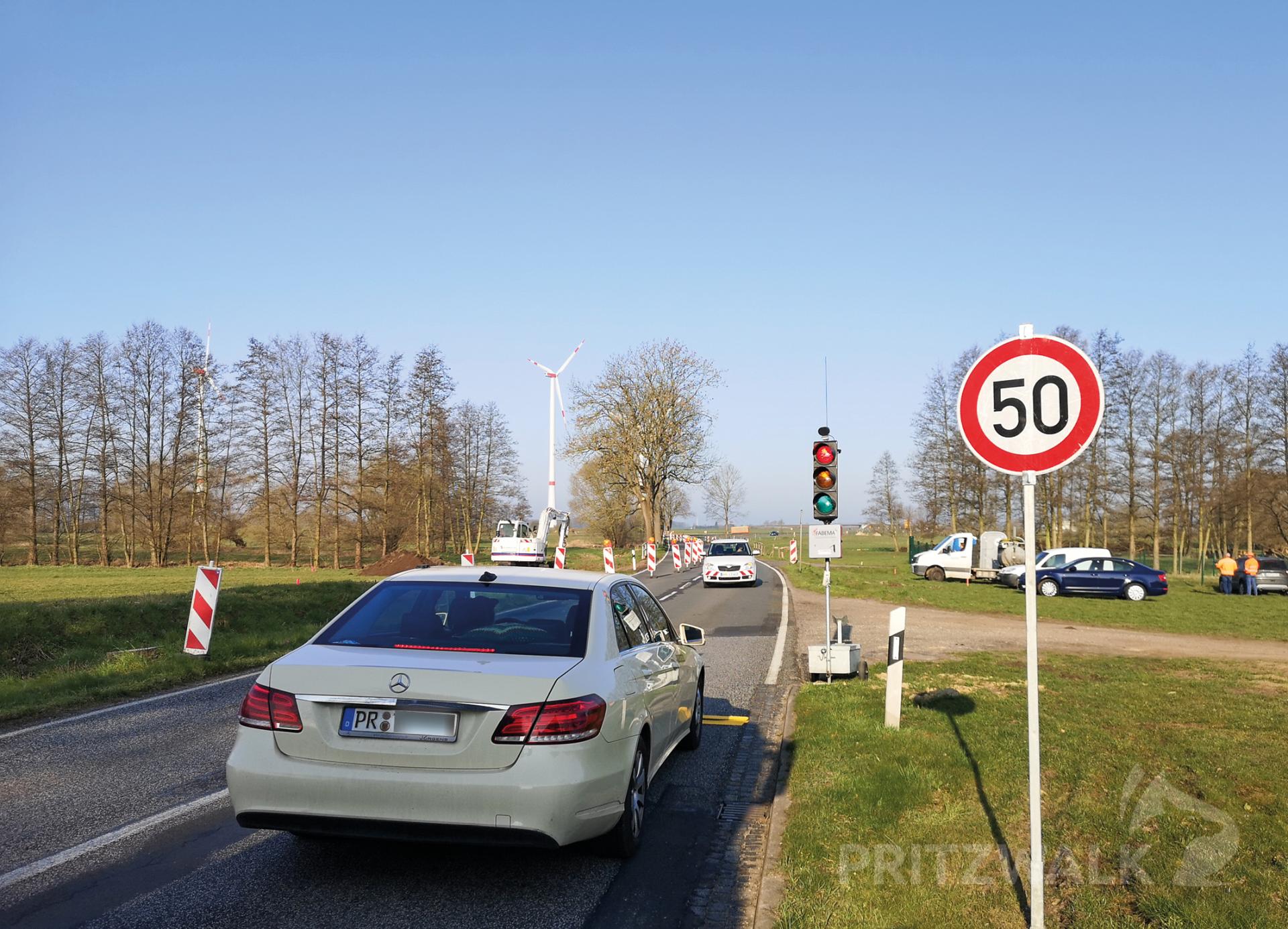 Pritzwalk - Eine Ampel Regelt Den Verkehr Auf Der B 189 Bei Kemnitz