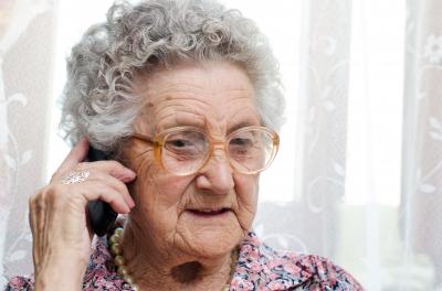 Eine Seniorin spricht mit ihrer Alltagsbetreuung per Telefon, Foto: shutterstock_Krist-Gothard Hunor