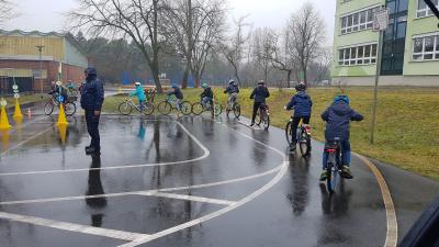 Foto zur Meldung: Klasse 4b: Fahrradschule mit Herrn Hampel