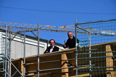 Manuel Meger (li.) und Carsten Zieris auf dem Dach des neuen Multifunktionsgebäudes.