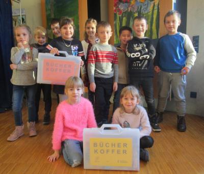 Bücherkoffer erobern Hohenloher Grundschulen