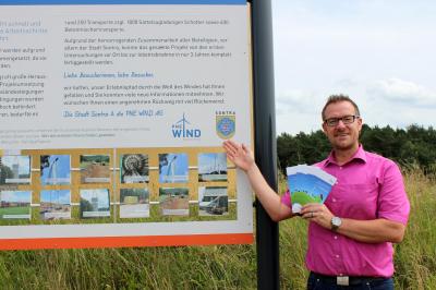 Bürgermeister Thomas Eckhardt stellt 2017 den neu gestalteten Flyer des Windenergie-Wanderweges am Sontraer Windpark vor. (Bild vergrößern)
