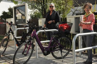 Die neuen kostenfreien Tankstellen für E-Bikes haben Christine Singer (links) und Annelie Kistner schon ausprobiert.