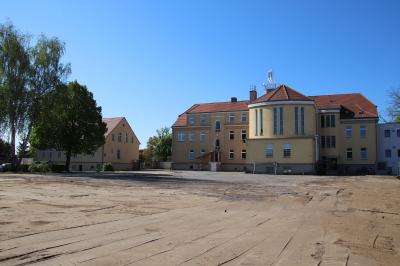Unser Bild zeigt den Innenhof des Rathausgeländes. Zwei Bestandsgebäude sowie der Garagenkomplex sind vollständig abgerissen.