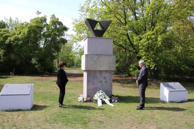 Unser Bild zeigt SVV-Vorsitzende Julia Concu und Bürgermeister Heiko Müller im stillen Gedenken im Geschichtspark anlässlich des 75. Jahrestag der Befreiung vom Nationalsozialismus.