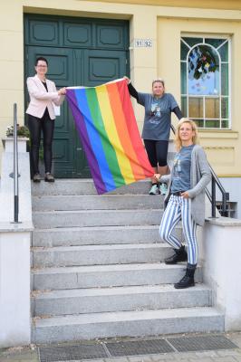 Foto: Stadt Perleberg | Rainbowday 2020: Bürgermeisterin Annett Jura, Leiterin Jugend- und Freizeitzentrum, Kerstin Oesemann und Jessica Muhs, Kreisjugendring Prignitz e.V. zeigen Flagge