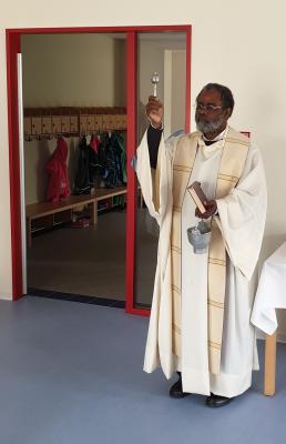 Die Erweiterung der Kindertagesstätte der katholischen Kirchengemeinde St. Norbert in Grasleben ist abgeschlossen und auch die Einsegnung der neuen Gruppe durch Pfarrer Dr. Kafuti wurde kürzlich feierlich durchgeführt. (Bild: Gemeinde Grasleben)