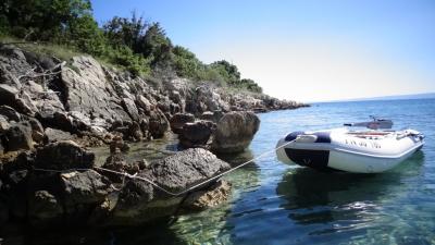 Auch mit dem Schlauchboot mit Elektromotor lässt sich in Kroatien viel erkunden - Foto: Joachim Hahne / johapress