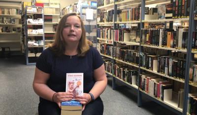 Bibliotheksleiterin Carolin Renkewitz stellt Bücher für den Urlaub vor (Bild vergrößern)