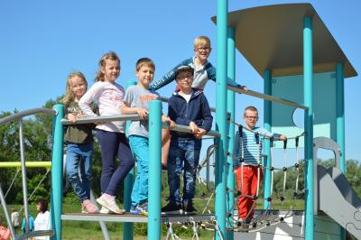 Kinder des Hortes der Elblandgrundschule testeten den neuen Spielplatz am Nedwighafen I Foto: Martin Ferch (Bild vergrößern)