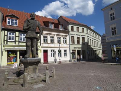 Stadt Perleberg | Der Roland vor der Perleberger Stadtinformation