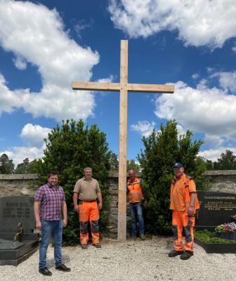 Foto zur Meldung: Ein neues Kreuz für den gemeindlichen Friedhof Moosbach