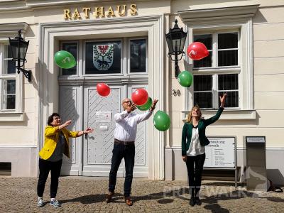 Fachgebietsleiterin Heike Fuchs, Bürgermeister Dr. Ronald Thiel und Citymanagerin Sarah Schütte freuen sich auf die Luftballonaktion. Foto: Beate Vogel