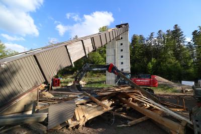 Der Anlaufturm der Adlerschanze wird abgerissen. Im Dezember soll die Schanze wieder in Betrieb gehen - Foto: Joachim Hahne/johapress