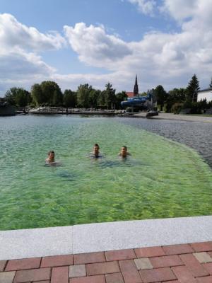 Erste Badegäste in der Biberburg (Bild vergrößern)