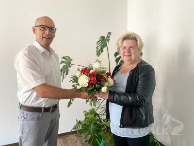 Glückwünsche zum Jubiläum ihrer 40-jährigen Tätigkeit für die Stadt Pritzwalk erhielt Jutta Schröder von Bürgermeister Dr. Ronald Thiel. Foto: Andreas König/Stadt Pritzwalk